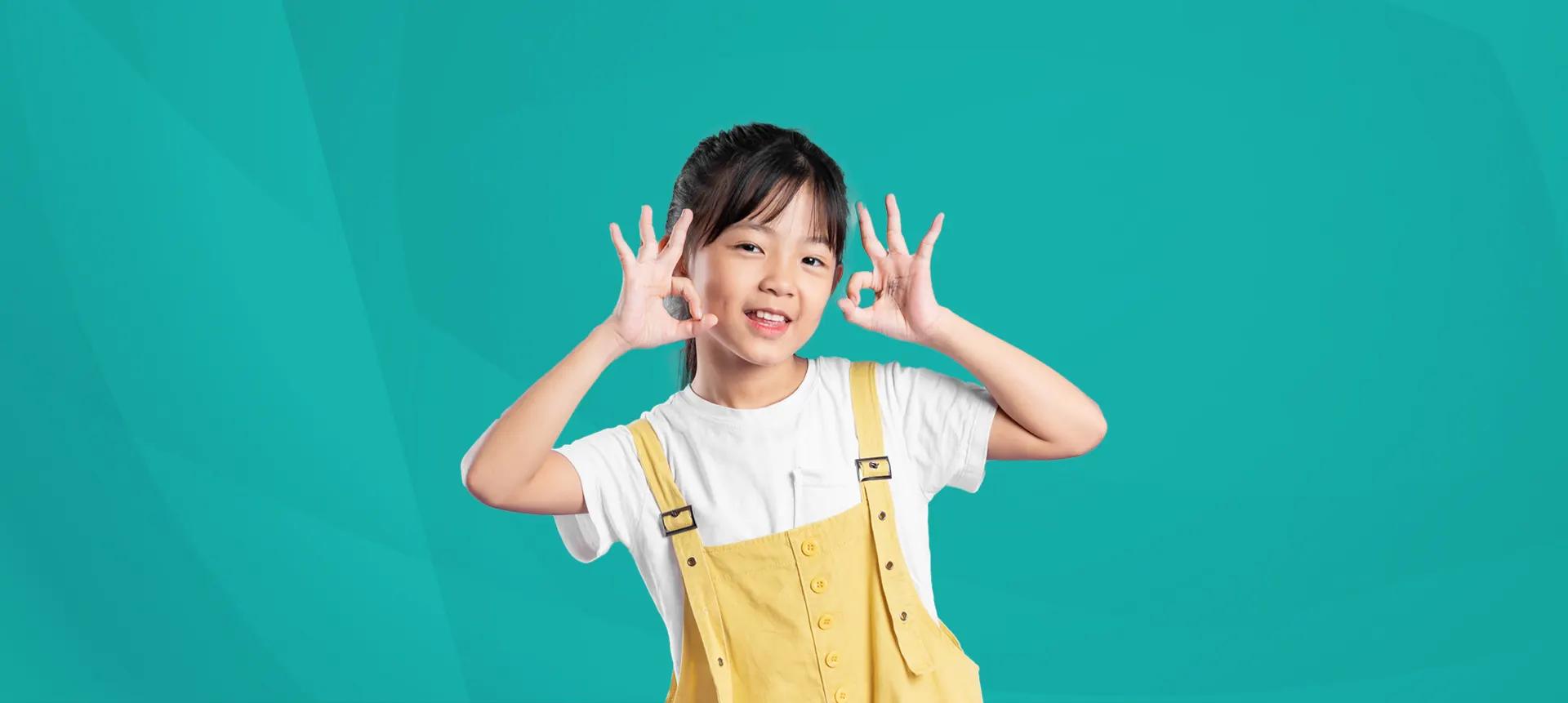 Anak-anak bermain di taman dengan sehat dan ceria dalam program GERMAS Kementerian Kesehatan